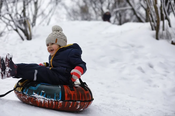 Παιδιά Στο Πάρκο Χειμώνα Παιδιά Παίζουν Χιόνι Στην Παιδική Χαρά — Φωτογραφία Αρχείου