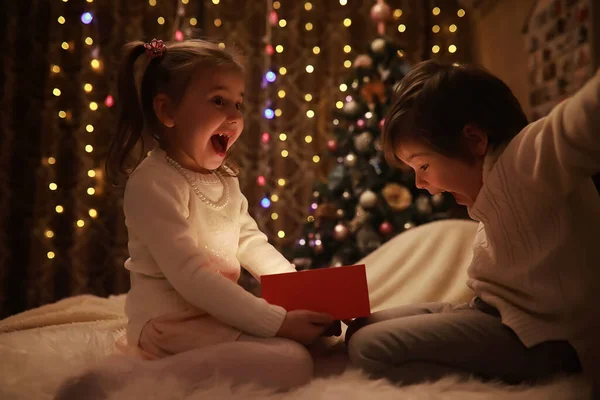 Familie Heiligabend Kamin Kinder Öffnen Weihnachtsgeschenke Kinder Unter Dem Weihnachtsbaum — Stockfoto