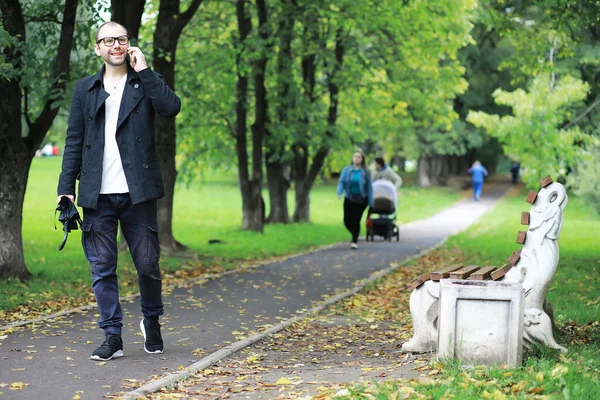 Giovane Con Gli Occhiali Cammina Nel Parco Con Ombrello Sotto — Foto Stock