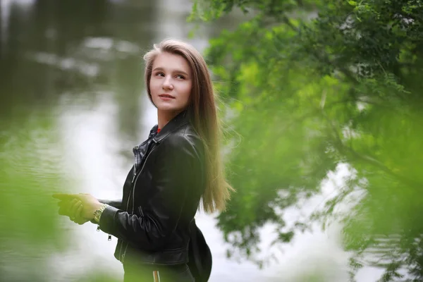 Junges Mädchen Einem Grünen Park Bei Regnerischem Wetter — Stockfoto