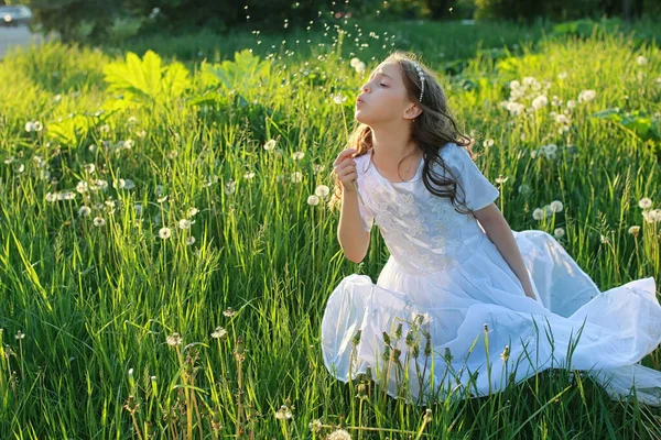 Adolescente Che Soffia Semi Fiore Dente Leone Parco Primaverile — Foto Stock