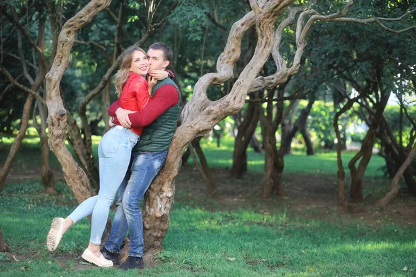 Beau Jeune Couple Sur Date Dans Parc Pendant Journée — Photo