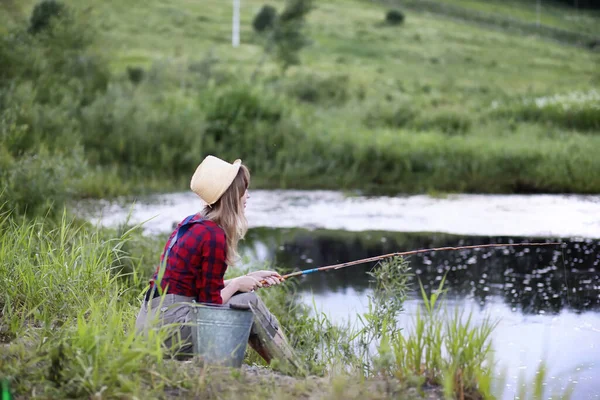 Vacker Ung Flicka Naturen Vid Floden Med Ett Fiskespö — Stockfoto