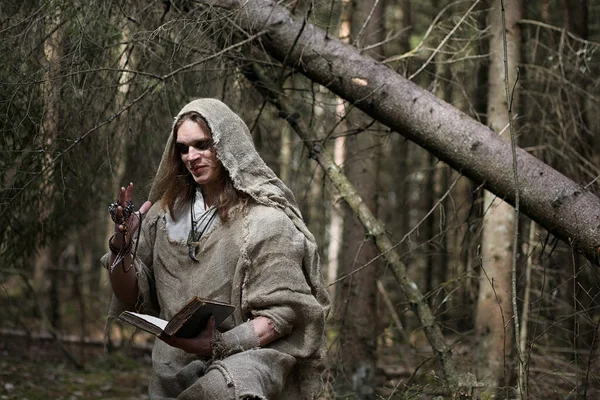 キャソックの男は 水晶玉とブーと暗い森の中で儀式を過ごす — ストック写真
