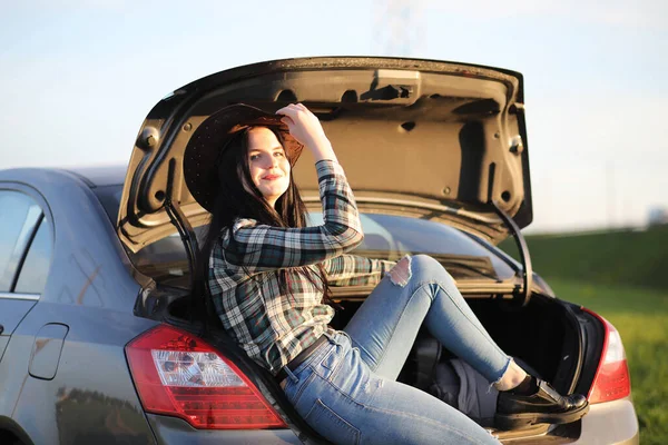 Girl Jeans Hat Travels Summer Countr — Stock Photo, Image