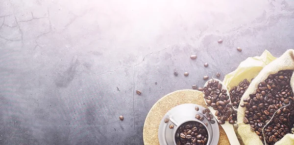 Beutel Kaffee Kaffeebohnen Auf Dem Tisch Geröstet Kaffeebohnen Mit Blättern — Stockfoto