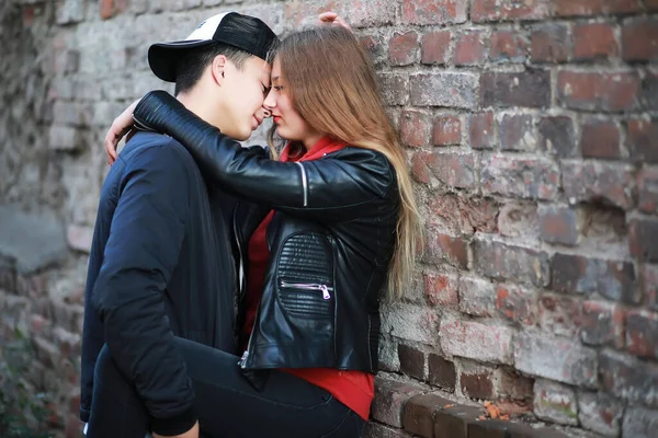 Pareja Cariñosa Caminando Ropa Casual — Foto de Stock