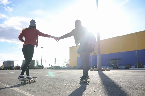 Una Giovane Hipster Sta Cavalcando Uno Skateboard Ragazze Amiche Una — Foto Stock