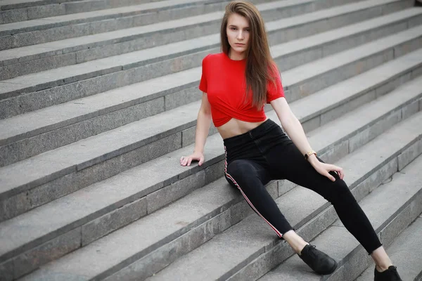 Ein Mädchen Posiert Auf Den Stufen Eines Gebäudes Sonnigem — Stockfoto