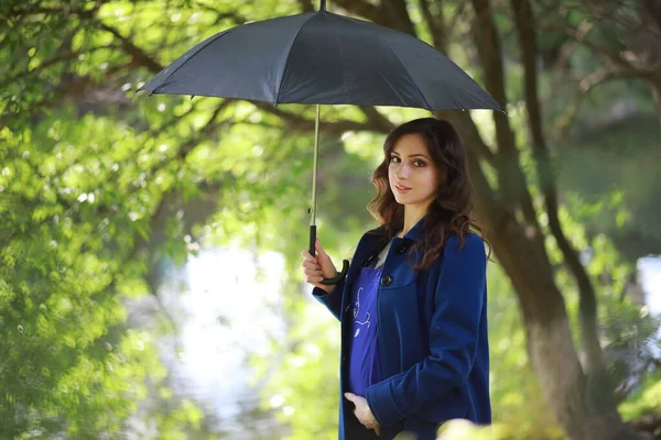 Donna Incinta Una Passeggiata Nel Parco — Foto Stock