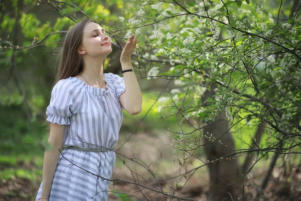 Ein Mädchen Einem Frühlingsgrünen Park Auf Einem Spaziergang — Stockfoto