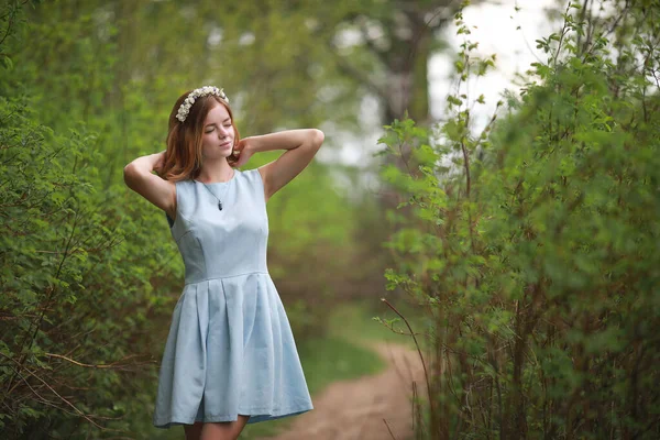 Yeşil Yaz Park Mavi Elbiseli Kız — Stok fotoğraf