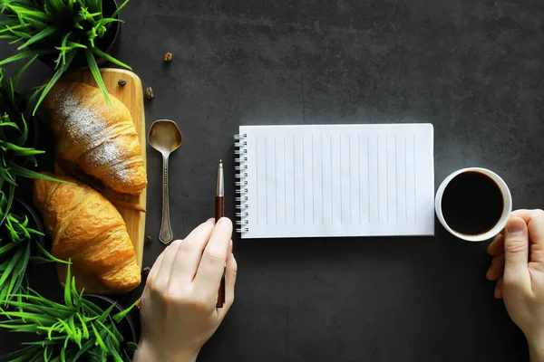 Friss Péksütemények Asztalon Francia Ízesített Croissant Reggelire — Stock Fotó