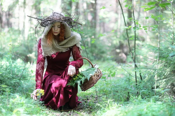 Fortune Teller Utför Ritual Djupet Skogen — Stockfoto