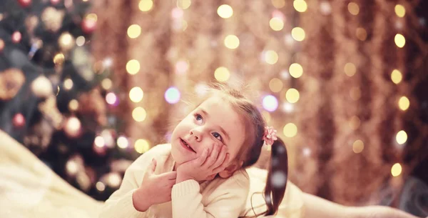 Keluarga Pada Malam Natal Perapian Anak Anak Membuka Hadiah Natal — Stok Foto