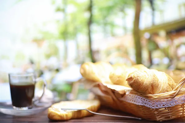 Świeże Ciasta Stole Francuski Rogalik Aromatyzowany Śniadanie — Zdjęcie stockowe