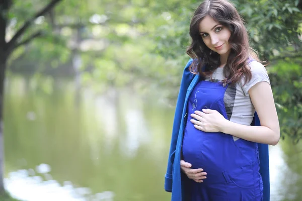 Donna Incinta Una Passeggiata Nel Parco — Foto Stock