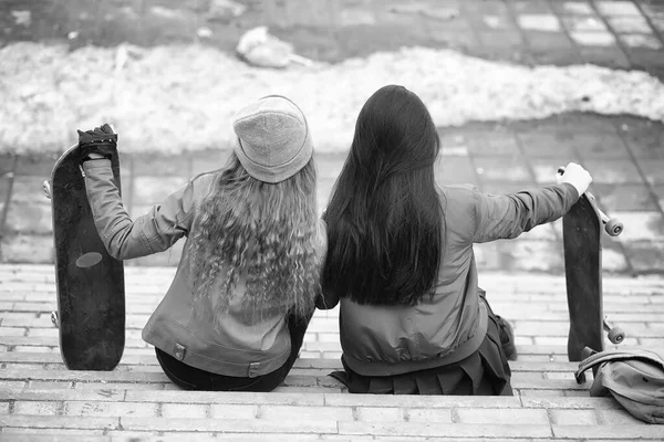 Uma Jovem Hipster Está Montando Skate Meninas Namoradas Para Passeio — Fotografia de Stock