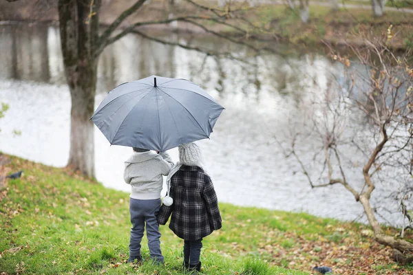 Gyerekek Sétálnak Őszi Parkban Falon — Stock Fotó