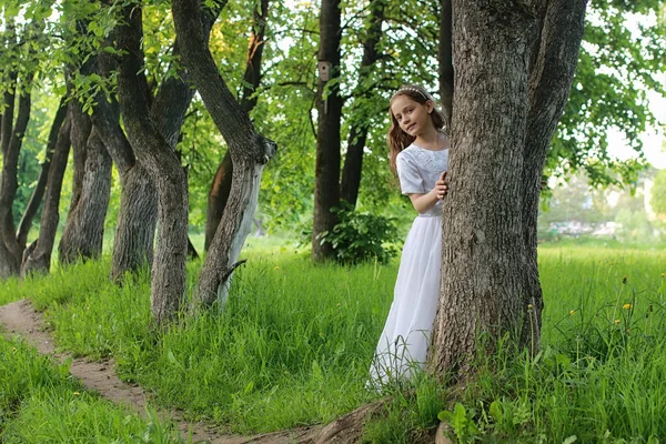 Ein Teenager Bläst Samen Aus Einer Löwenzahnblüte Einem Frühlingspark — Stockfoto