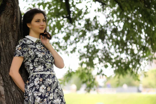 Belle Fille Robes Pour Une Promenade Dans Parc — Photo