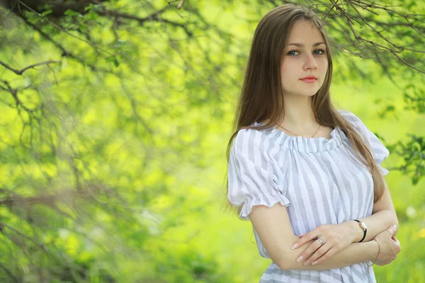 Ein Mädchen Einem Frühlingsgrünen Park Auf Einem Spaziergang — Stockfoto