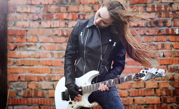 Bela Menina Roqueiro Com Guitarra Elétrica Uma Menina Músico Rock — Fotografia de Stock