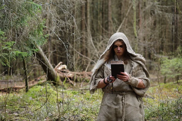 Een Man Een Soutane Brengt Een Ritueel Een Donker Bos — Stockfoto