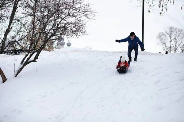 Barn Parken Vintern Barn Leker Med Snö Lekplatsen Skulpterar Snögubbar — Stockfoto