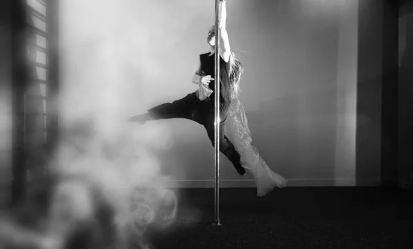 女の子はスポーツ用具の練習をしている スタジオのパイロンのダンサー — ストック写真