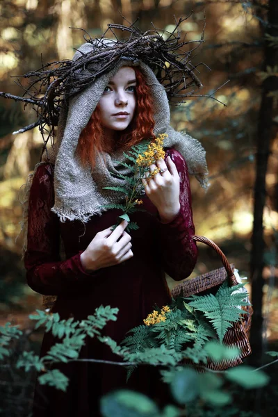 Sorcière Rousse Tient Rituel Avec Une Boule Cristal Dans Forêt — Photo