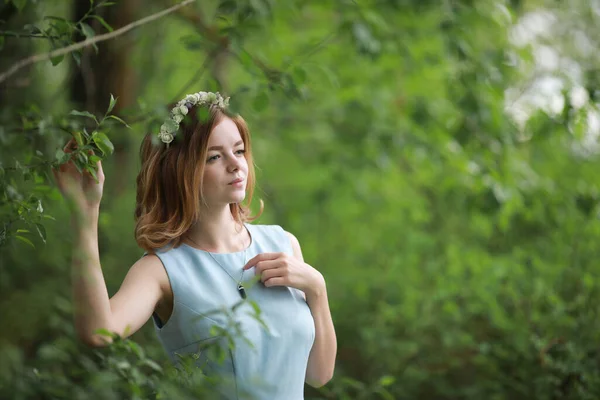 Menina Vestido Azul Parque Verão Verde — Fotografia de Stock