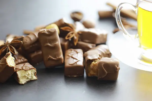 Barras Chocolate Sobre Fondo Negro Contraluz Chocolate Con Relleno Dulces — Foto de Stock