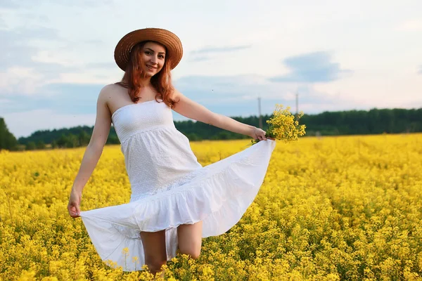 Chica Sombrero Paja Campo Flores Amarillas Flores — Foto de Stock