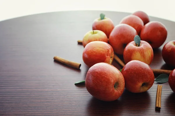 Fresh Apples Wooden Board Harvest Red Apples Fruits Cinnamon Table — Stock Photo, Image