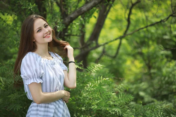 Una Ragazza Parco Verde Primaverile Passeggiata — Foto Stock