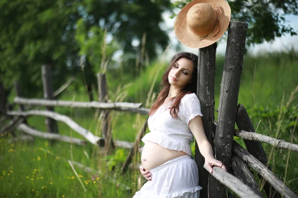 孕妇在自然散步夏天 — 图库照片