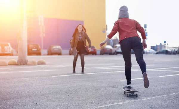 Young Hipster Girl Riding Skateboard Girls Girlfriends Walk City Skateboard — Stock Photo, Image