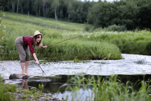 Mooi Jong Meisje Aard Van Rivier Met Een Hengel — Stockfoto