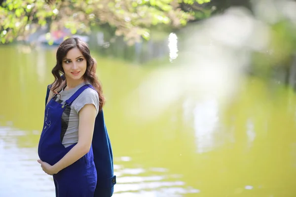 Donna Incinta Una Passeggiata Nel Parco — Foto Stock