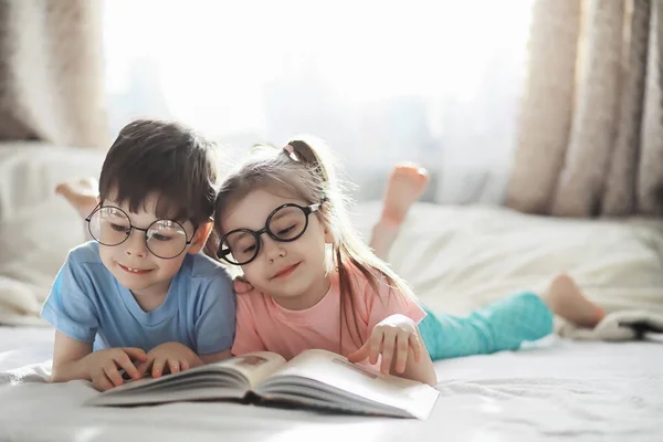 Kinder Liegen Auf Dem Bett Neben Dem Neugeborenen Kleine Schwester — Stockfoto