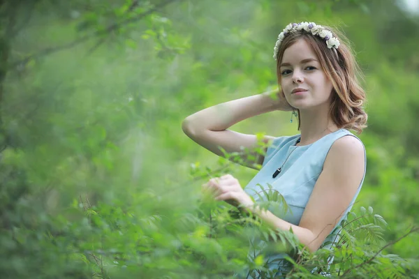 Dívka Modrých Šatech Zelené Letní Park — Stock fotografie