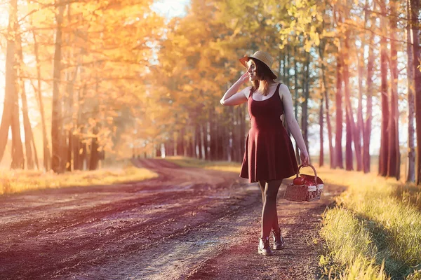 Ein Mädchen Mit Hut Bei Einem Spaziergang Park Ein Mädchen — Stockfoto