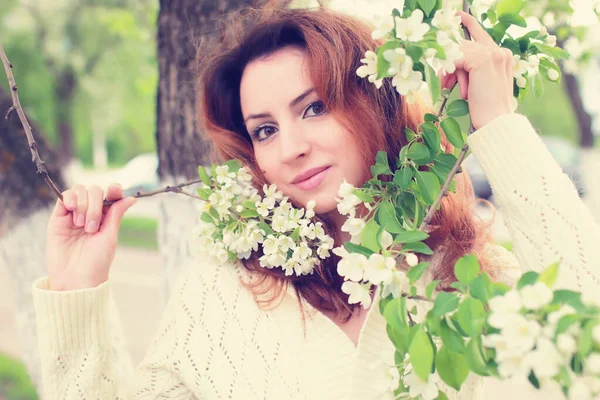 Kızıl Saçlı Kadınlar Elma Çiçeği Dalında — Stok fotoğraf