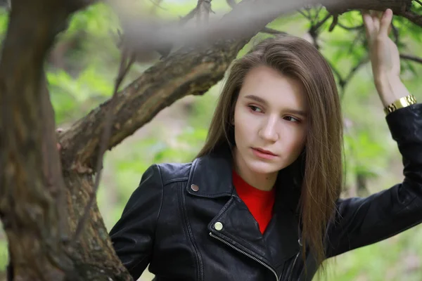 Chica Joven Parque Verde Tiempo Lluvioso — Foto de Stock