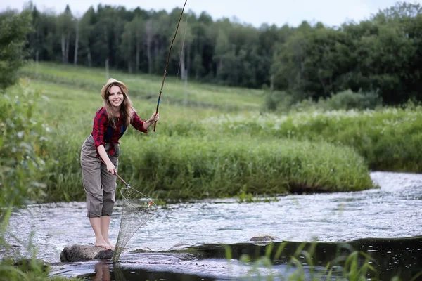 釣り竿と川で自然で美しい少女 — ストック写真