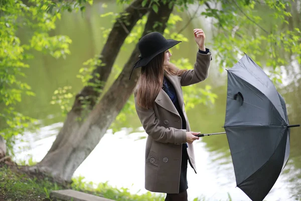 Giovane Ragazza Cappotto Parco Primaverile Nella Rai — Foto Stock