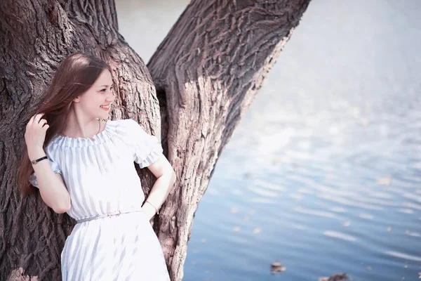 Ein Mädchen Einem Frühlingsgrünen Park Auf Einem Spaziergang — Stockfoto