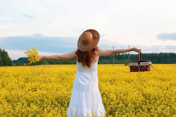 Девушка Соломенной Шляпе Поле Желтых Цветов — стоковое фото