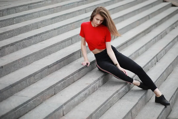 Uma Menina Posando Nos Degraus Edifício Weathe Ensolarado — Fotografia de Stock